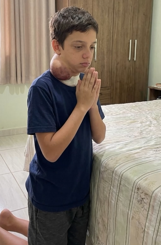 Daniel de mãos postas, em oração ao lado da cama